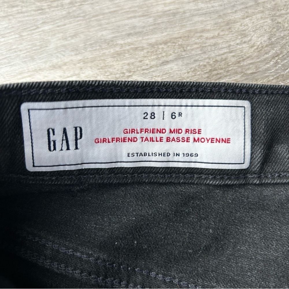 Gap Mid Rise Girlfriend Jeans  in Black Wash - Picture 11 of 15